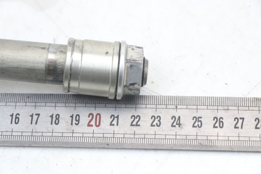 photo de OŚ KOŁA PRZEDNIEGO HONDA CRF R 250 (2020 - 2021) - Zoom stanu zużycia