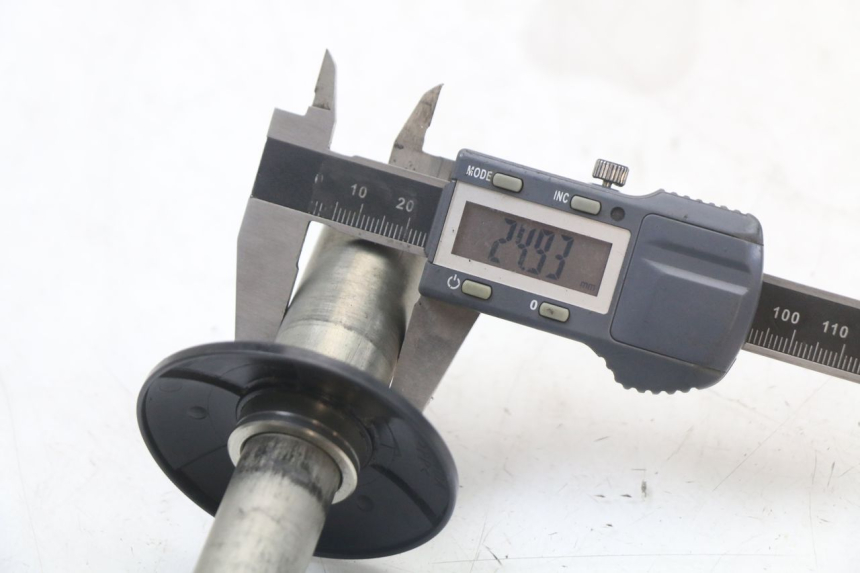 photo de OŚ KOŁA PRZEDNIEGO HONDA CRF R 250 (2020 - 2021) - Inny kąt widzenia