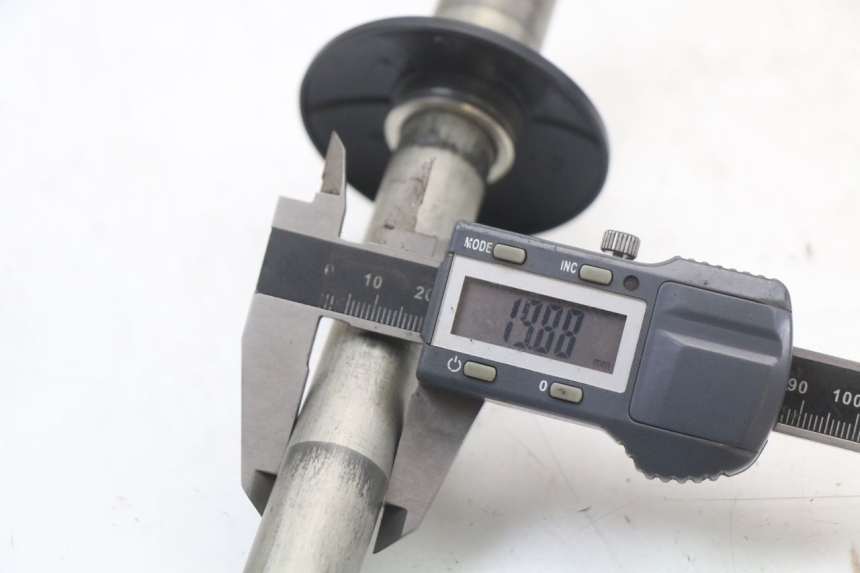 photo de OŚ KOŁA PRZEDNIEGO HONDA CRF R 250 (2020 - 2021) - Zbliżenie techniczne