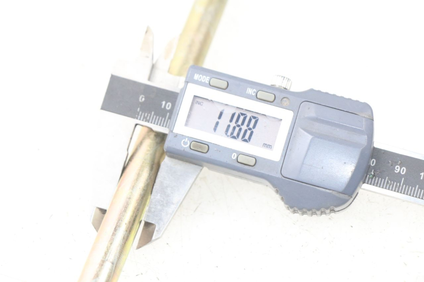 photo de OŚ KOŁA PRZEDNIEGO KYMCO DINK 4T 50 (2007 - 2018) - Inny kąt widzenia