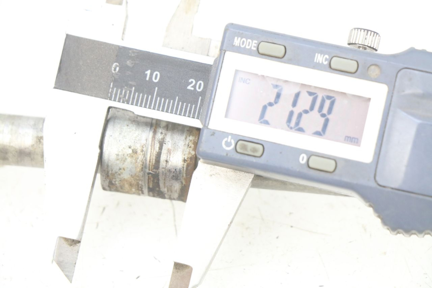 photo de OŚ KOŁA PRZEDNIEGO LONCIN DIRT BIKE 125 - Zbliżenie techniczne