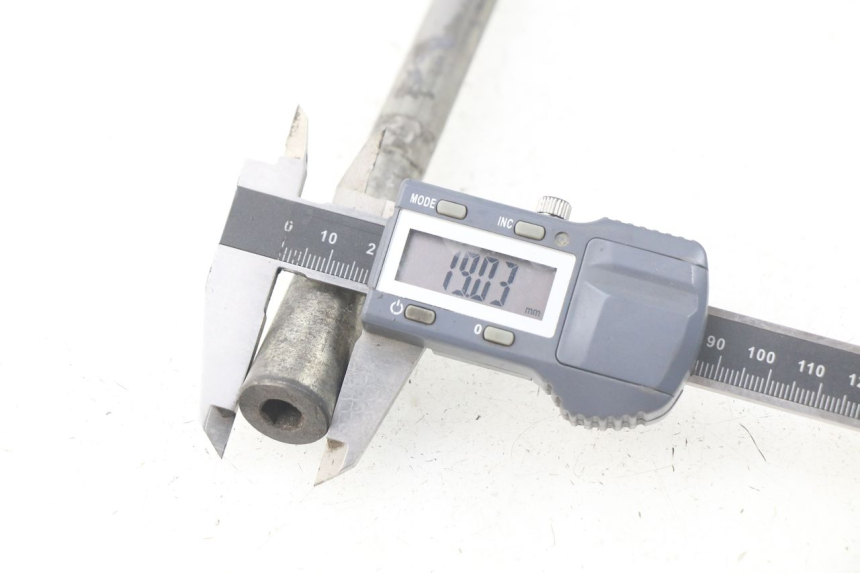 photo de OŚ KOŁA PRZEDNIEGO PEUGEOT ELYSTAR 125 (2002 - 2007) - Inny kąt widzenia