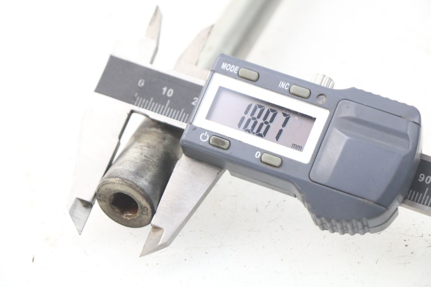 photo de OŚ KOŁA PRZEDNIEGO PEUGEOT ELYSTAR 50 (2002 - 2014) - Inny kąt widzenia