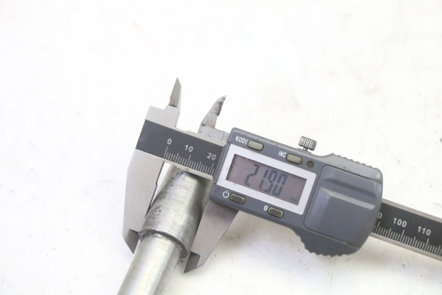 photo de OŚKA KOŁA PRZEDNIEGO APRILIA ETX 125 (1998 - 2002) - Zbliżenie techniczne