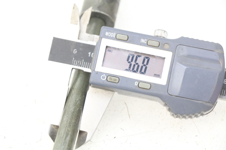 photo de OŚKA KOŁA PRZEDNIEGO JM MOTORS EVOLIS 4T 50 (2018 - 2022) - Zoom stanu zużycia