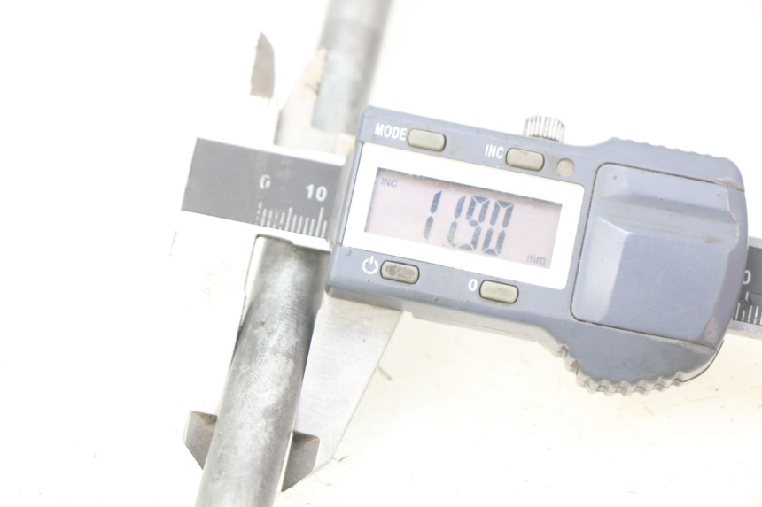 photo de OŚ KOŁA PRZEDNIEGO HONDA FES PANTHEON 2T 125 (1998 - 2002) - Inny kąt widzenia