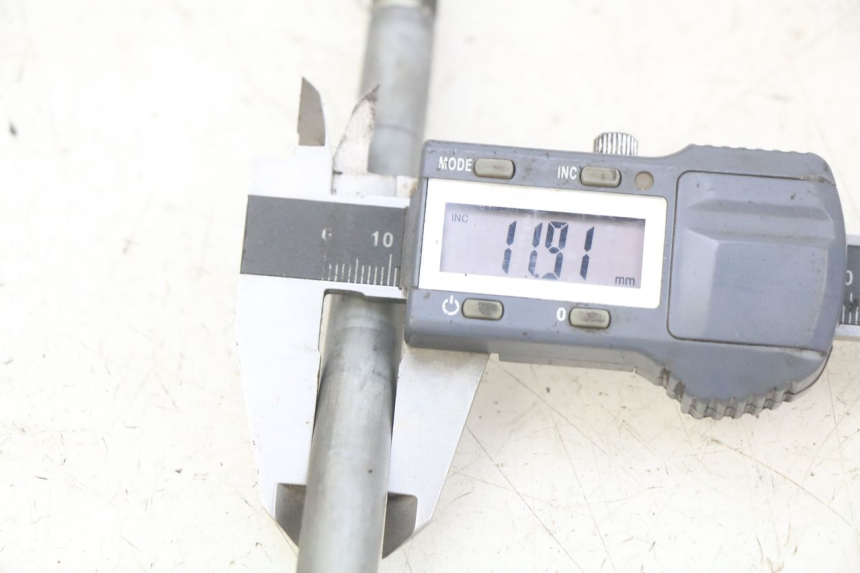 photo de OŚ KOŁA PRZEDNIEGO HONDA FES PANTHEON 2T 125 (1998 - 2002) - Inny kąt widzenia