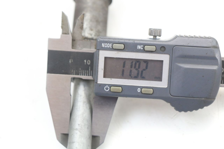 photo de OŚ KOŁA PRZEDNIEGO HONDA FES PANTHEON 2T 125 (1998 - 2002) - Inny kąt widzenia