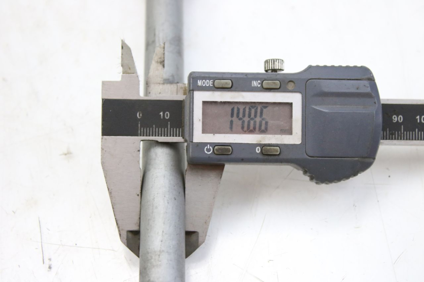 photo de OŚ KOŁA PRZEDNIEGO HONDA FES S-WING SWING ABS 125 (2007 - 2015) - Zbliżenie techniczne