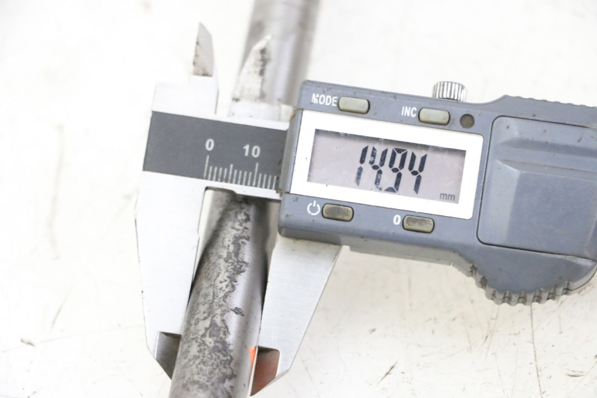 photo de OŚKA KOŁA PRZEDNIEGO YAMAHA FJ 36Y 1100 (1984 - 1985) - Inny kąt widzenia