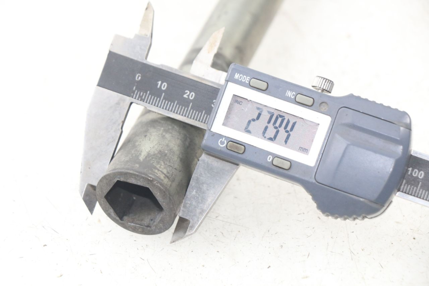 photo de OŚ PRZEDNIEGO KOŁA YAMAHA FJR ABS 1300 (2006 - 2012) - Inny kąt widzenia