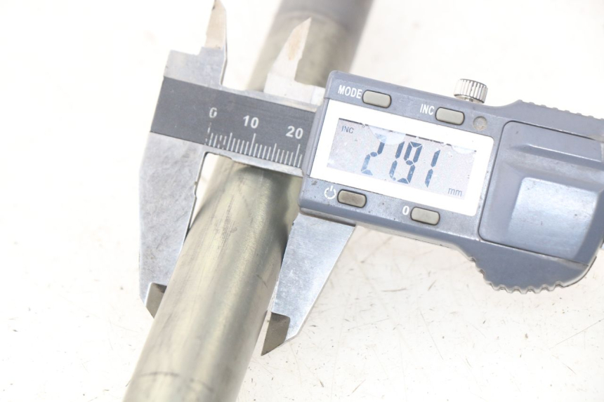 photo de OŚ PRZEDNIEGO KOŁA YAMAHA FJR ABS 1300 (2006 - 2012) - Zbliżenie techniczne