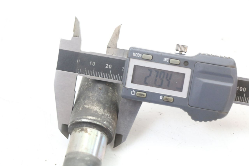 photo de OŚ PRZEDNIEGO KOŁA YAMAHA FJR ABS 1300 (2006 - 2012) - Zbliżenie techniczne