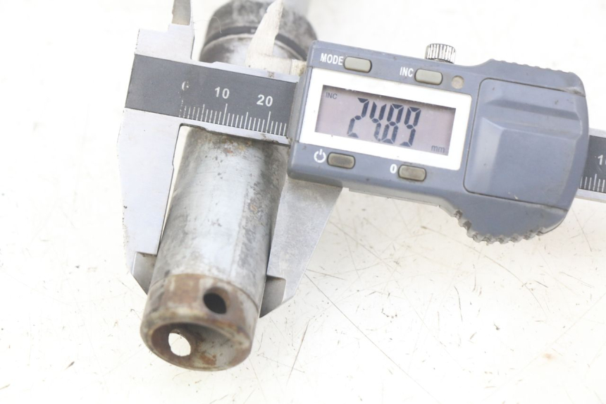 photo de OŚ PRZEDNIEGO KOŁA HONDA FJS SILVERWING SILVER WING 400 (2009 - 2016) - Szczegół części