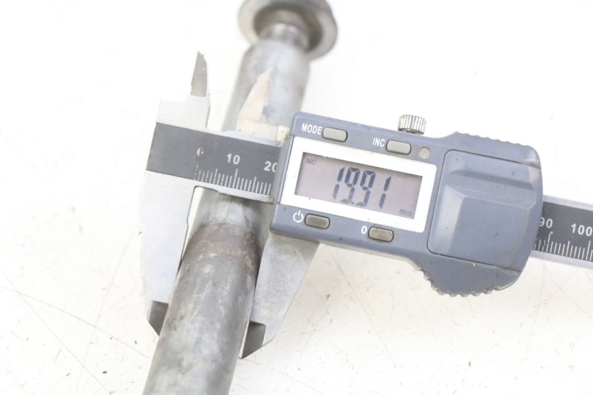 photo de OŚ PRZEDNIEGO KOŁA HONDA FJS SILVERWING SILVER WING 400 (2009 - 2016) - Zoom stanu zużycia