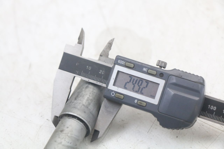 photo de OŚKA KOŁA PRZEDNIEGO HONDA FJS SILVERWING SILVER WING 600 (2001 - 2010) - Inny kąt widzenia