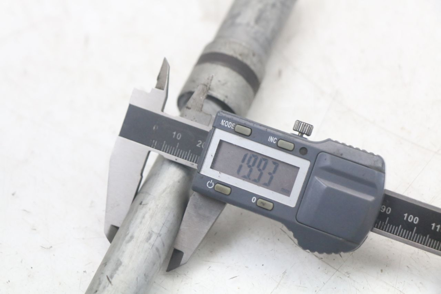 photo de OŚKA KOŁA PRZEDNIEGO HONDA FJS SILVERWING SILVER WING 600 (2001 - 2010) - Zbliżenie techniczne