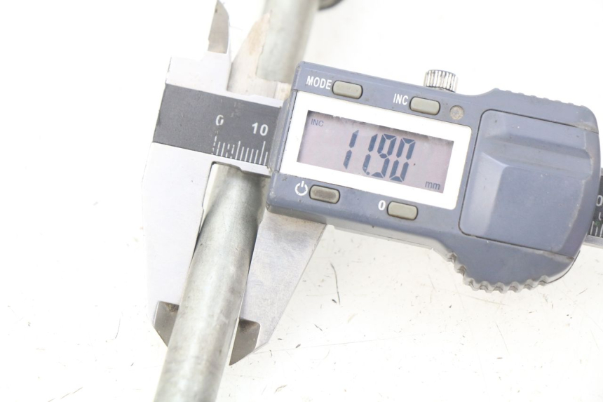 photo de OŚ KOŁA PRZEDNIEGO MBK FLIPPER 50 (2004 - 2012) - Inny kąt widzenia