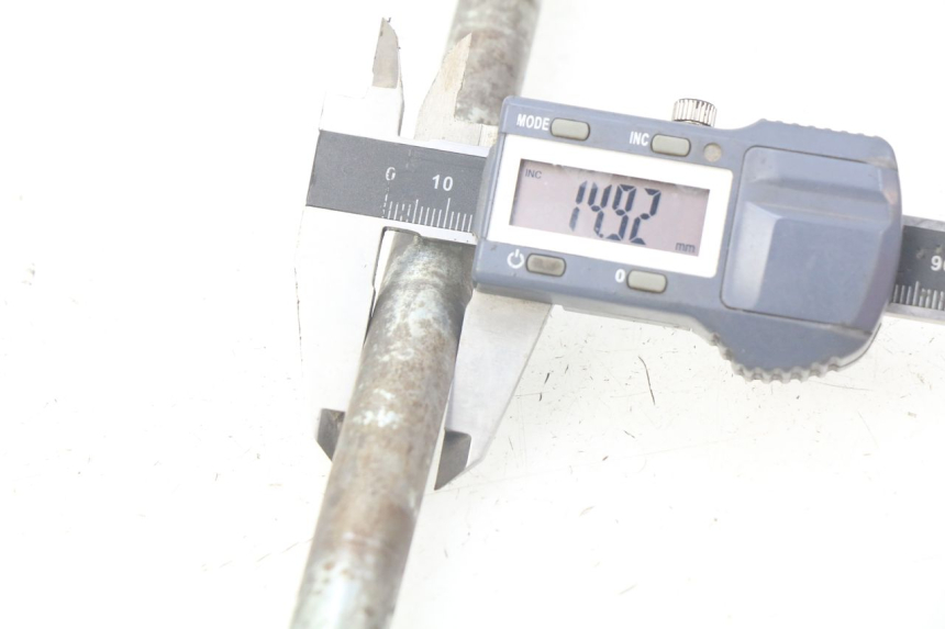 photo de OŚKA KOŁA PRZEDNIEGO PIAGGIO FLY 125 (2005 - 2012) - Inny kąt widzenia