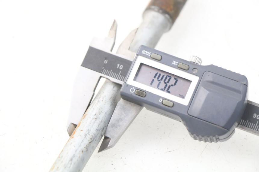 photo de OŚKA KOŁA PRZEDNIEGO PIAGGIO FLY IE 125 (2012 - 2017) - Zoom stanu zużycia