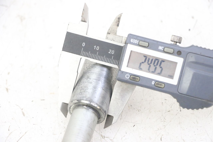 photo de OŚKA KOŁA PRZEDNIEGO HONDA FORZA ABS 300 (2013 - 2017) - Inny kąt widzenia