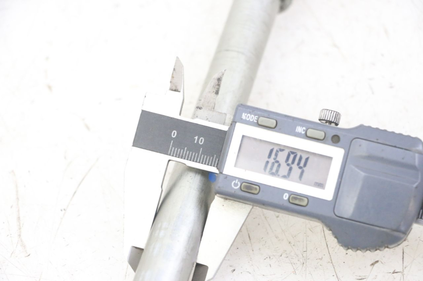 photo de OŚKA KOŁA PRZEDNIEGO HONDA FORZA ABS 300 (2013 - 2017) - Zbliżenie techniczne