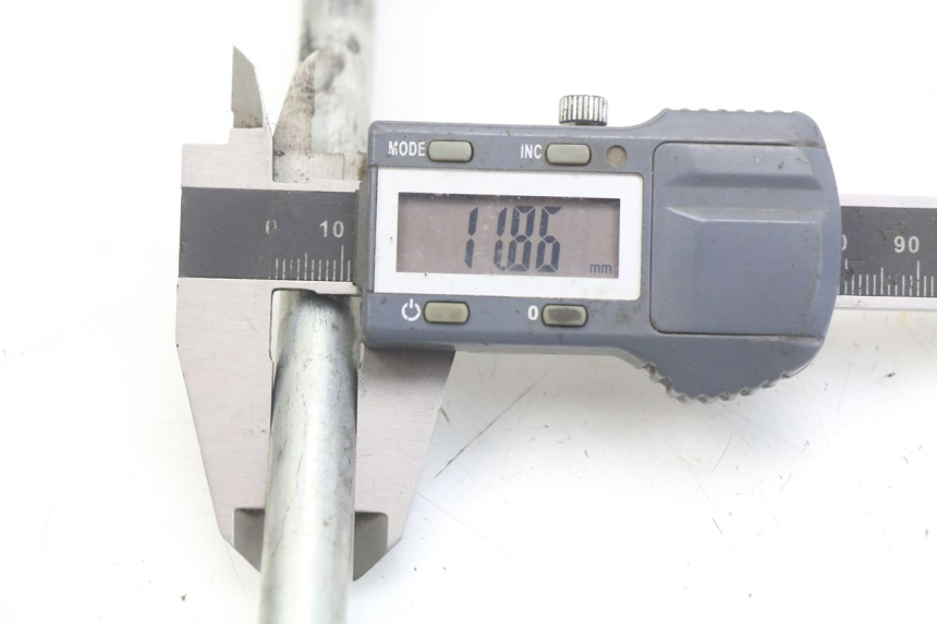 photo de OŚKA KOŁA PRZEDNIEGO HONDA FORZA 125 (2015 - 2016) - Zbliżenie techniczne