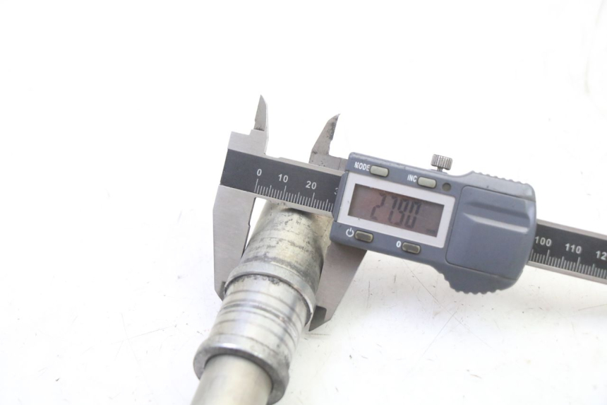 photo de OŚ KOŁA PRZEDNIEGO YAMAHA FZ6 FAZER S2 600 (2007 - 2011) - Zbliżenie techniczne