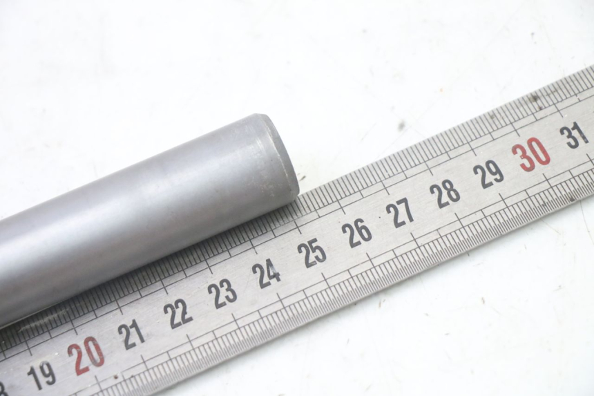 photo de OŚ PRZEDNIEGO KOŁA BMW G310 R 310 (2016 - 2020) - Inny kąt widzenia