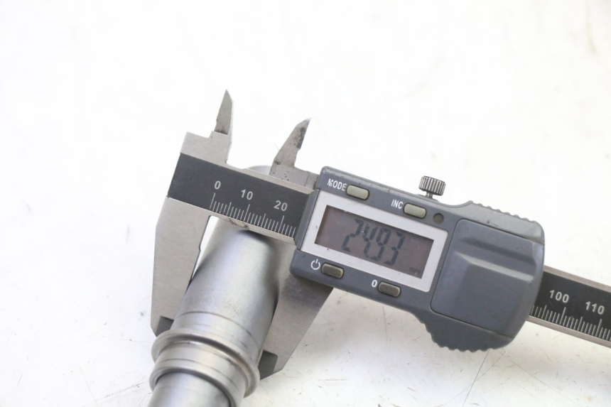 photo de OŚ PRZEDNIEGO KOŁA BMW G310 R 310 (2016 - 2020) - Zbliżenie techniczne