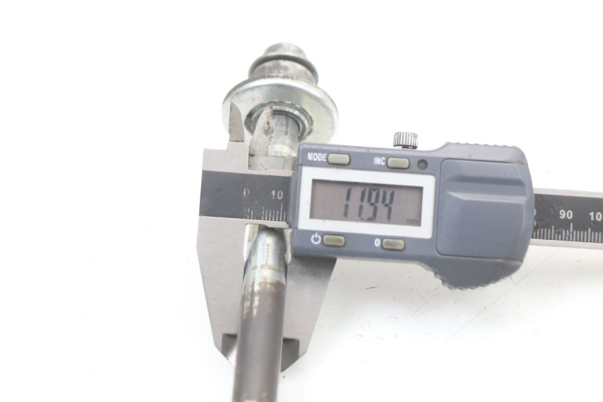 photo de OŚKA KOŁA PRZEDNIEGO HYOSUNG GF 125 (2001 - 2005) - Inny kąt widzenia