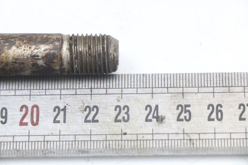 photo de OŚ KOŁA PRZEDNIEGO SUZUKI GN 125 (1997 - 2000) - Zoom stanu zużycia