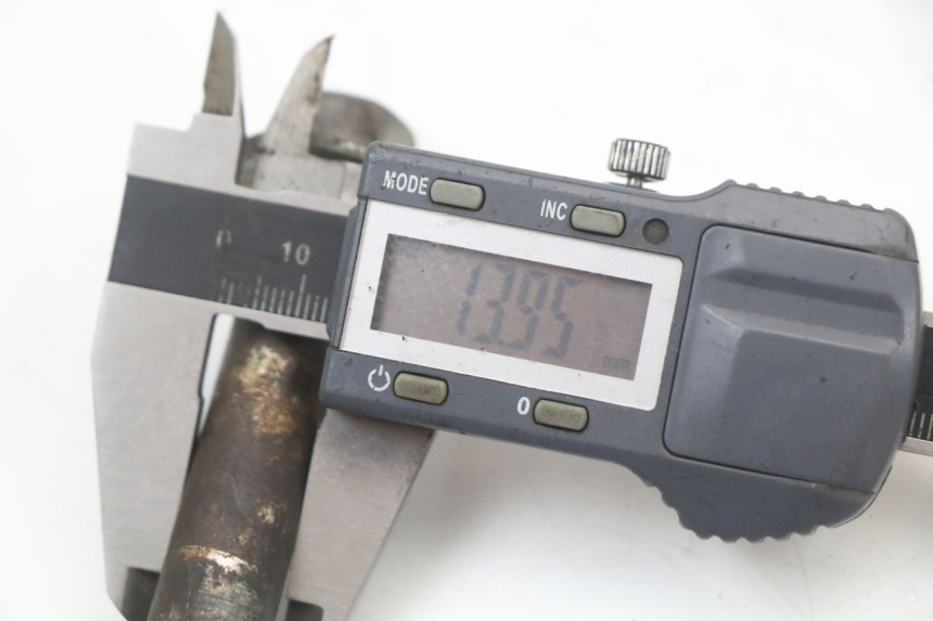 photo de OŚ KOŁA PRZEDNIEGO SUZUKI GN 125 (1997 - 2000) - Inny kąt widzenia