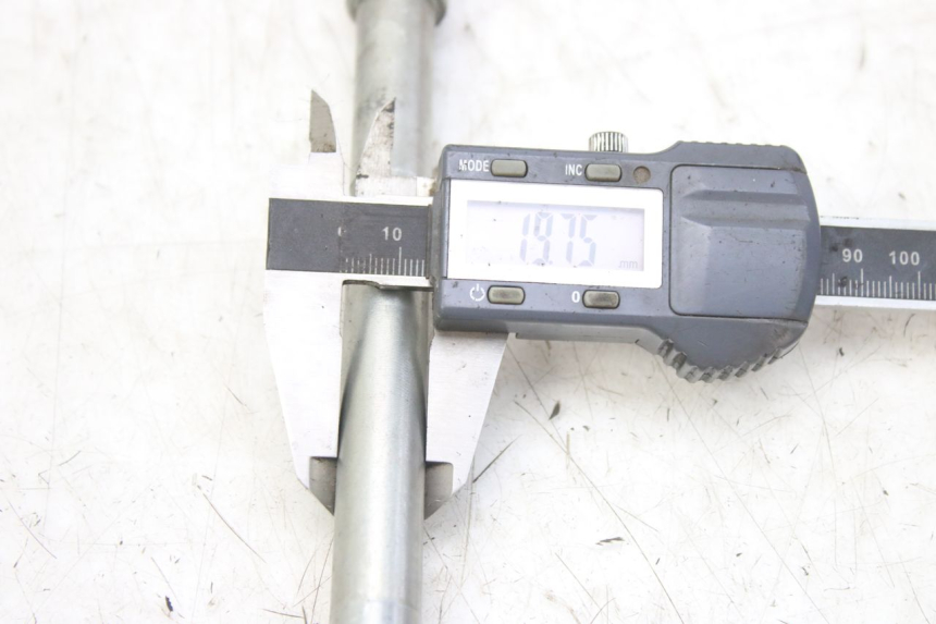 photo de OŚKA KOŁA PRZEDNIEGO DERBI GPR 50 (2004 - 2009) - Zoom stanu zużycia