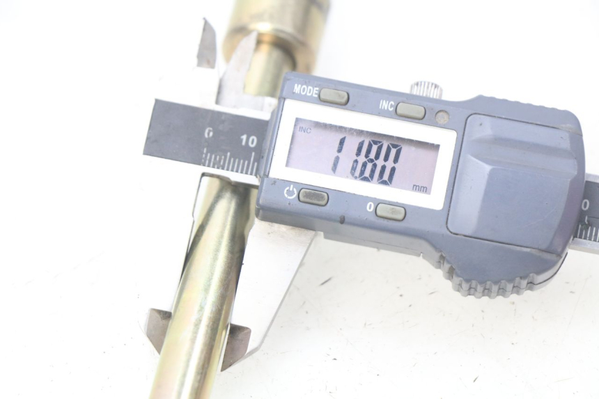 photo de OŚ KOŁA PRZEDNIEGO TNT MOTOR GRIDO 2T 50 (2010 - 2019) - Inny kąt widzenia