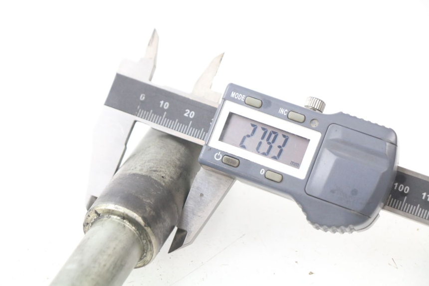 photo de OŚKA KOŁA PRZEDNIEGO SUZUKI GSF N BANDIT 1200 (1996 - 1999) - Inny kąt widzenia