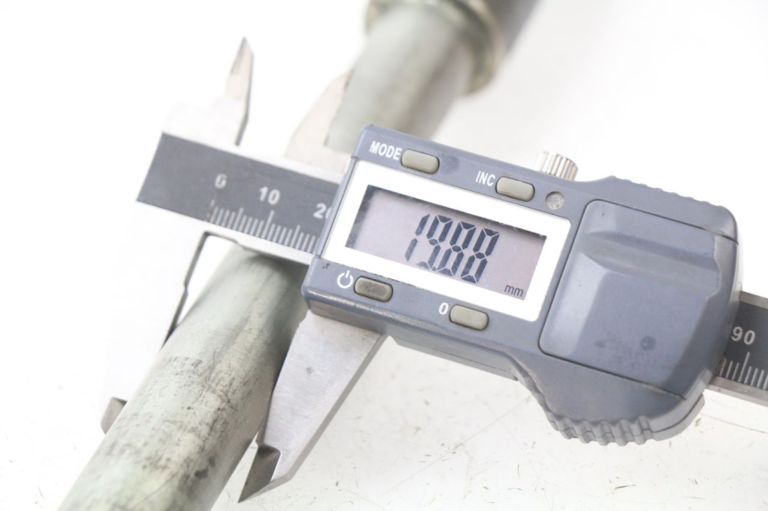 photo de OŚKA KOŁA PRZEDNIEGO SUZUKI GSF N BANDIT 1200 (1996 - 1999) - Zbliżenie techniczne