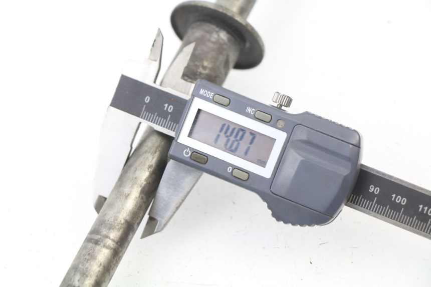 photo de OŚ KOŁA PRZEDNIEGO SUZUKI GSXF GSX F 600 (1988 - 1997) - Zoom stanu zużycia