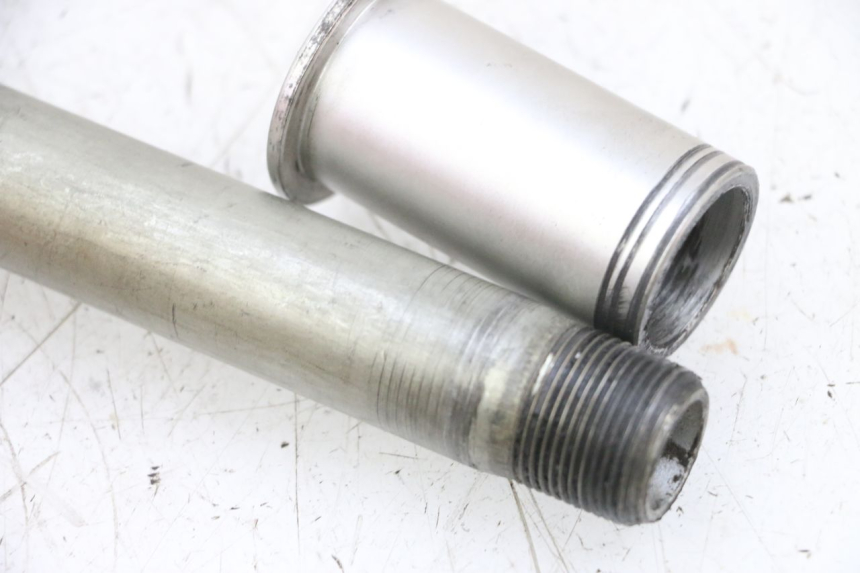 photo de OŚKA KOŁA PRZEDNIEGO SUZUKI GSXR GSX-R 1000 (2003 - 2004) - Inny kąt widzenia