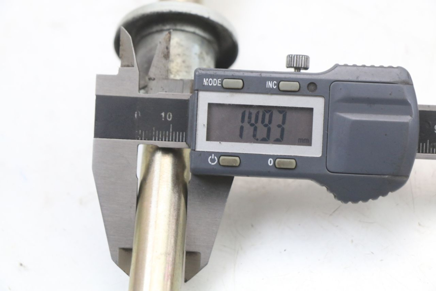 photo de OŚKA KOŁA PRZEDNIEGO HYOSUNG GTR 125 (2006 - 2008) - Zbliżenie techniczne