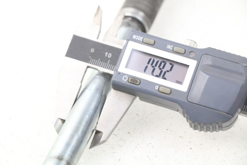 photo de OŚKA KOŁA PRZEDNIEGO SYM GTS EFI ABS 125 (2012 - 2016) - Inny kąt widzenia