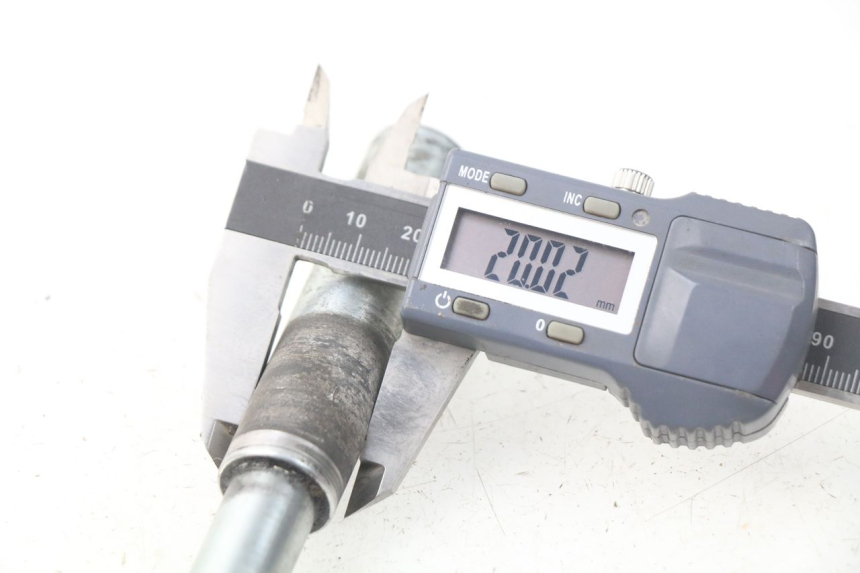 photo de OŚKA KOŁA PRZEDNIEGO SYM GTS EFI ABS 125 (2012 - 2016) - Zbliżenie techniczne