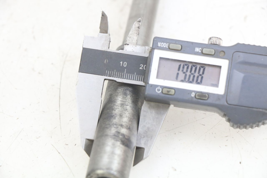 photo de OŚ KOŁA PRZEDNIEGO SYM GTS EFI 125 (2012 - 2016) - Inny kąt widzenia