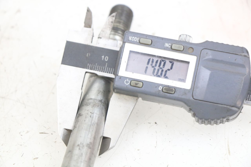 photo de OŚ KOŁA PRZEDNIEGO SYM GTS EFI 125 (2012 - 2016) - Zbliżenie techniczne