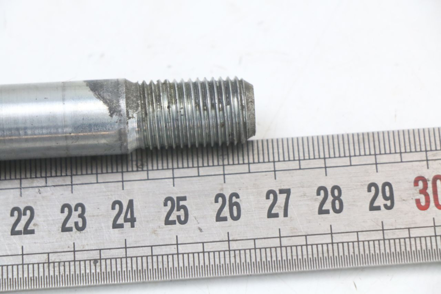 photo de OŚ KOŁA PRZEDNIEGO SUZUKI GZ MARAUDER 125 (1998 - 2004) - Zoom stanu zużycia