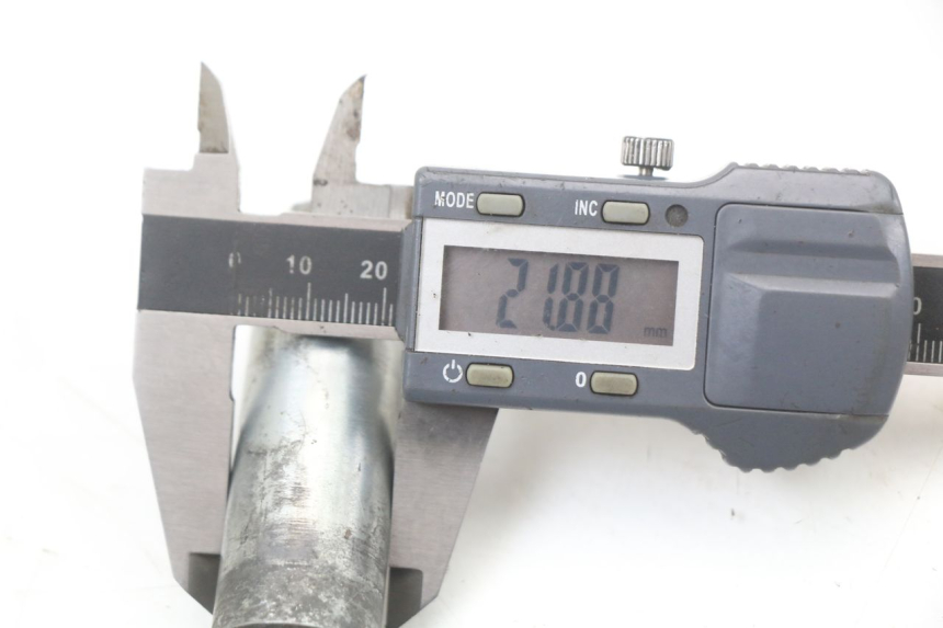 photo de OŚ KOŁA PRZEDNIEGO SUZUKI GZ MARAUDER 125 (1998 - 2004) - Inny kąt widzenia