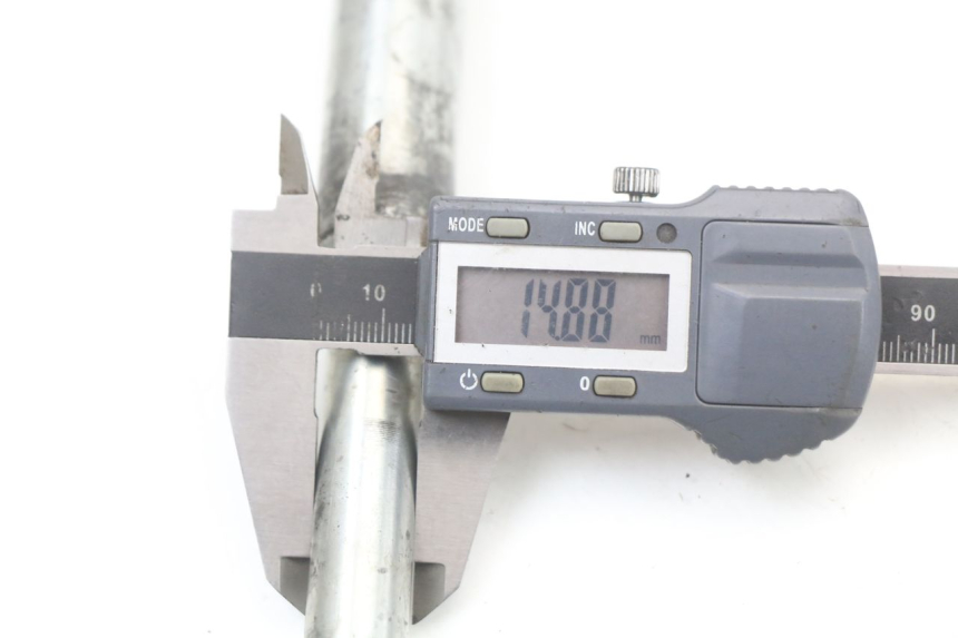 photo de OŚ KOŁA PRZEDNIEGO SUZUKI GZ MARAUDER 125 (1998 - 2004) - Zbliżenie techniczne