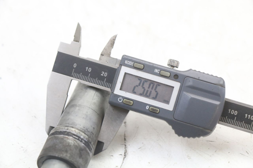 photo de OŚ KOŁA PRZEDNIEGO HONDA CBR F 1000 (1993 - 1996) - Zbliżenie techniczne