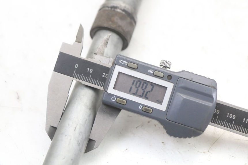 photo de OŚ KOŁA PRZEDNIEGO HONDA CBR F 1000 (1993 - 1996) - Widok ogólny