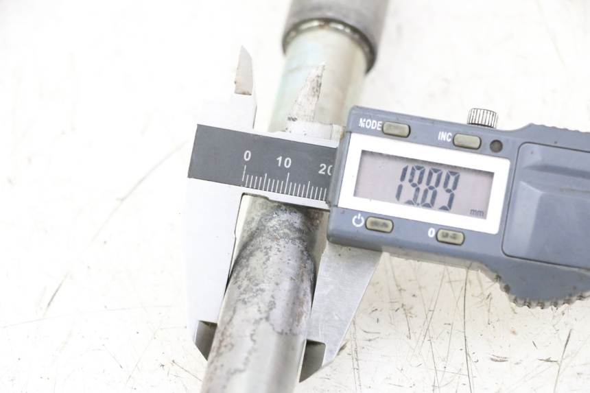 photo de OŚ PRZEDNIEGO KOŁA HONDA VT C2 SHADOW 750 (1997 - 2001) - Szczegół części